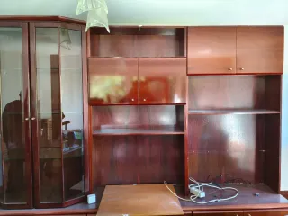 Mueble de madera con vitrina y cajones