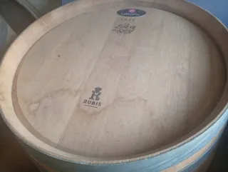 Barrica de vino con acabados en madera y metal.
