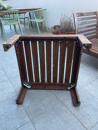 Sofá y mesa de exterior de madera