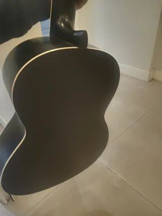 Guitarra Electroacústica Negra con funda