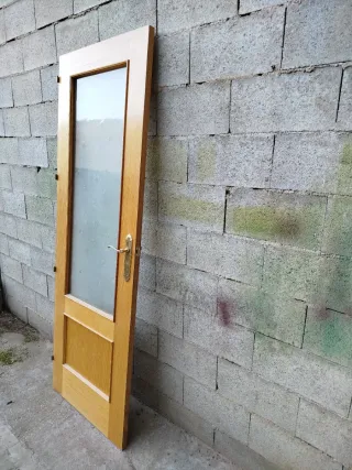 Puerta madera de pino con cristal.
