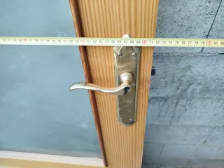 Puerta madera de pino con cristal.