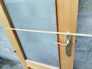 Puerta madera de pino con cristal.