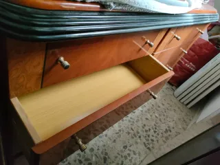 Cómoda de madera y cristal