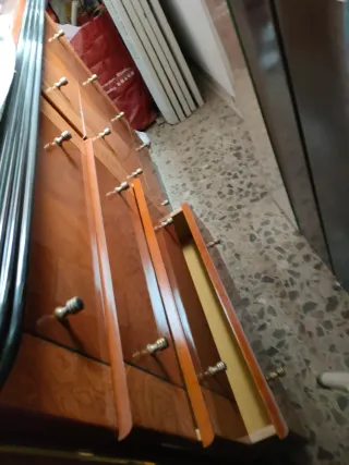 Cómoda de madera y cristal