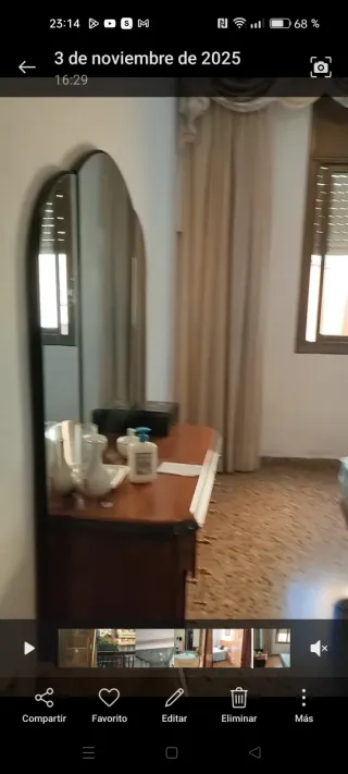 Cómoda de madera y cristal