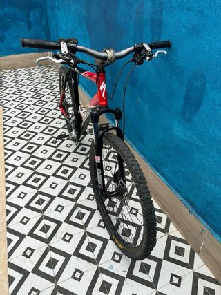 Bicicleta de Montaña Roja y Negra