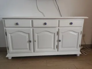 Mueble blanco de madera con cajones y puertas