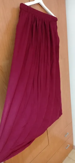 Falda larga de color burdeos, talla M.