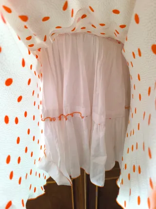 Traje de flamenca blanco con lunares naranja