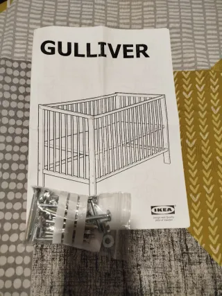 Cuna Gulliver IKEA blanca más faldón de cuna.