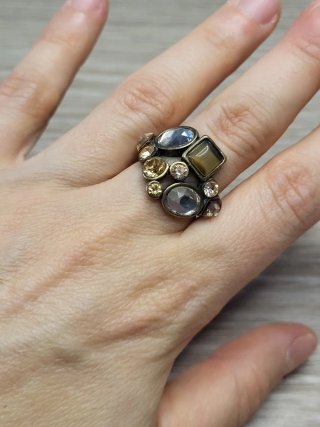 Anillo vintage dorado envejecido piedras multi