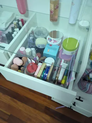 Tocador de maquillaje blanco y amarillo