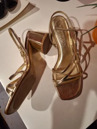 Sandalias doradas Stradivarius Talla 37