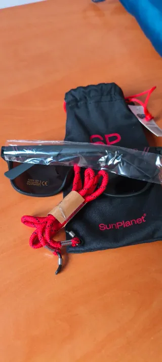 Gafas de sol SunPlanet negras y cordón rojo