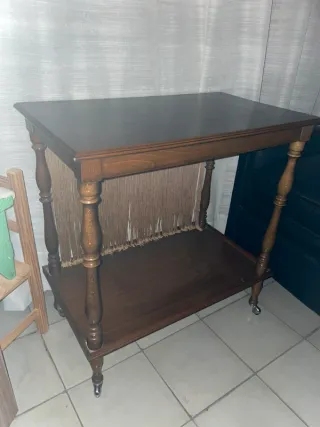 Mesa auxiliar de madera oscura