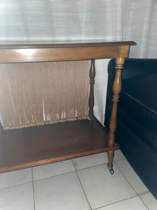 Mesa auxiliar de madera oscura