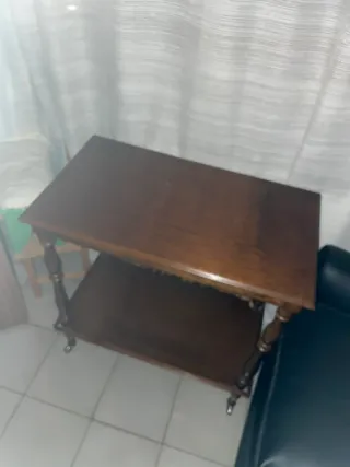 Mesa auxiliar de madera oscura
