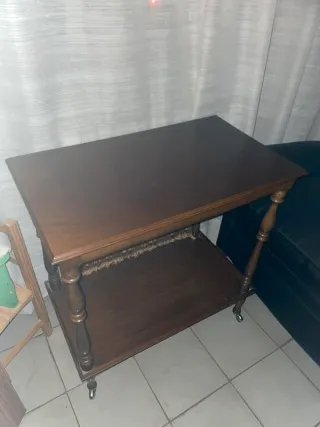 Mesa auxiliar de madera oscura