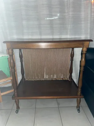 Mesa auxiliar de madera oscura
