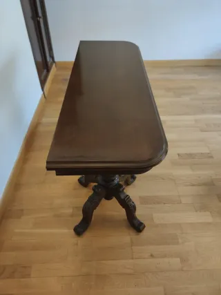 Mesa de salón de madera oscura