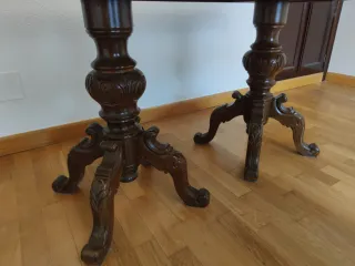 Mesa de salón de madera oscura