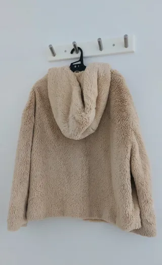 Abrigo corto pelo sintético con capucha