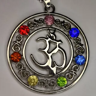 Colgante Om Chakras