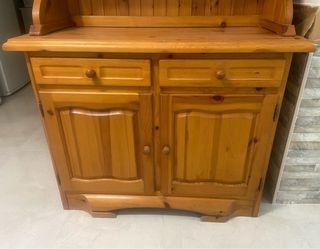 Mueble de madera maciza rústico.