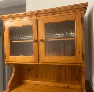 Mueble de madera maciza rústico.