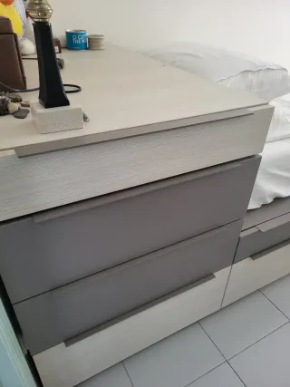 Cama juvenil con cajones beige y gris y colchon