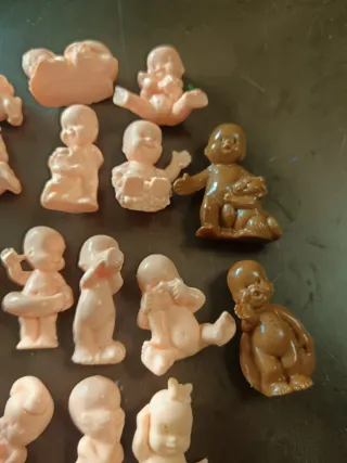 Personaggi vintage in plastica rosa