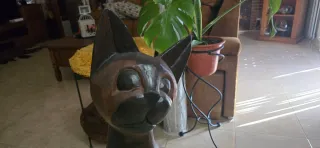 Gato de madera decorativo rayado