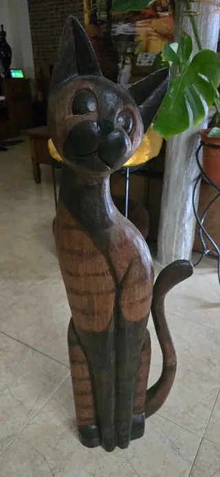 Gato de madera decorativo rayado