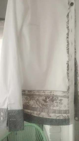 Camisa blanca original con detalles grises