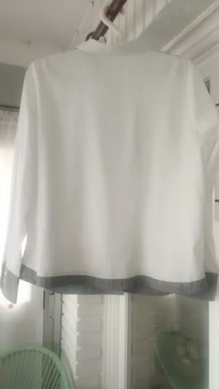 Camisa blanca original con detalles grises