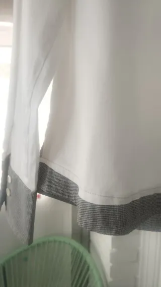 Camisa blanca original con detalles grises