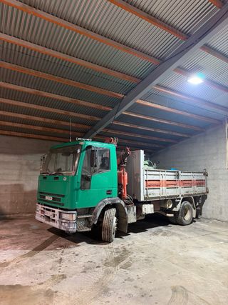 Camión Iveco con grúa