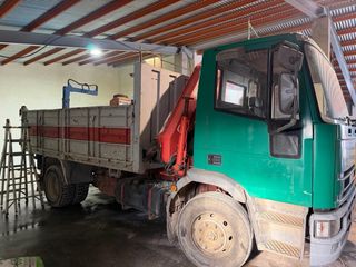 Camión Iveco con grúa