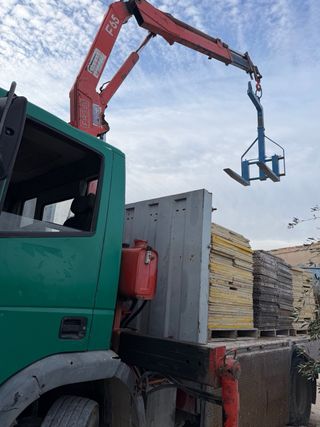 Camión Iveco con grúa