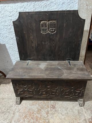 Baúl antiguo de madera tallada