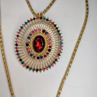 Colgante ovalado con piedras de colores