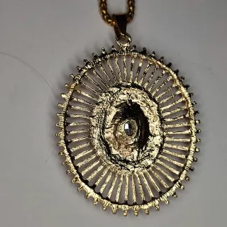 Colgante ovalado con piedras de colores