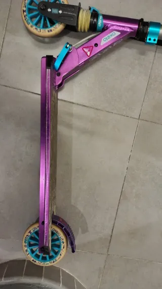 Patinete Oxelo plegable morado y patinete verde