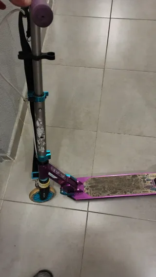 Patinete Oxelo plegable morado y patinete verde