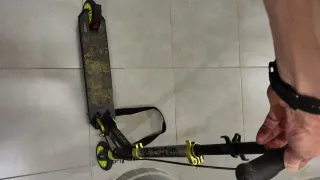 Patinete Oxelo plegable morado y patinete verde