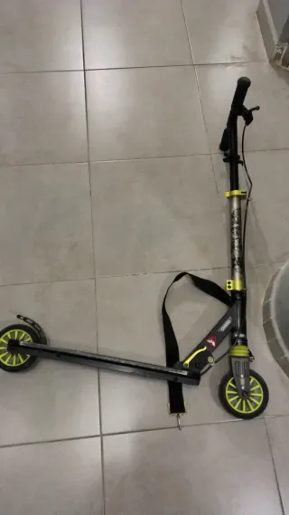 Patinete Oxelo plegable morado y patinete verde