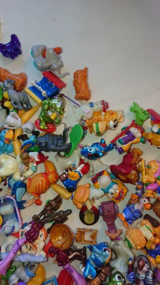 Collezione di Uova Kinder da Collezione