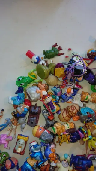 Collezione di Uova Kinder da Collezione