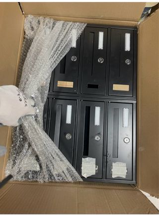 Buzones metálicos negros